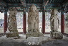 27. 경주 배동 석조여래삼존입상
