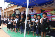 로터스월드-비로자나국제선원, 캄보디아 초등학교에 교복 지원