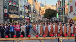 부산 광복로, 지혜와 희망의 등불로 물들다