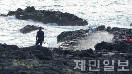 높은 파도에도 갯바위 낚시…안전불감증 여전
