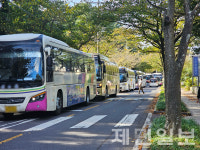 한라수목원 입구 가득 채운 전세버스 눈살