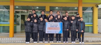 (동정)초등 여자축구부 활약 기대 신협 제주본부 도남초 후원금 전달