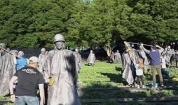 미국 국방장관, 6·25 전쟁 기념공원 청소로 역사 강조