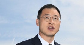 김상욱 의원, 광장대선공동시청에서 주먹을 불끈 쥐고