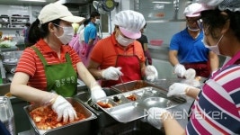 군산시 민원봉사과, 주말 경로식당 급식봉사 활동