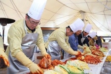 무주군, 4대 종단과 함께 김장 나눔 행사 눈길