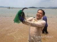 함평군, 돌머리해수욕장 뱀장어잡기 체험행사 인기