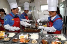 광양제철소 임원단, 어버이날 나눔의 집서 배식봉사