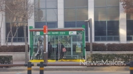 화순군, 버스승강장에 바람막이 설치 훈훈