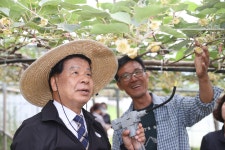 이상근 고성군수, 봄철 농촌 일손 돕기