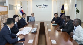 전남교육청, 케냐로부터 재활용 책걸상 지원 감사패 받아