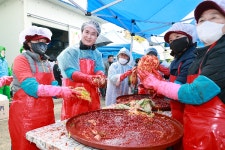 사천시자원봉사단체협의회, 관내 취약계층 1,000세대에 김장김치 전달