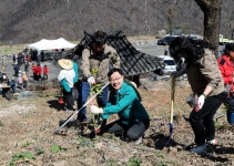 하동군, 옥종면 산불피해지에서 나무심기 행사 개최