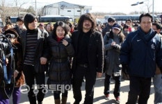 나꼼수·미권스, 정봉주 전의원 면회 홍성교도소 북새통