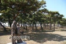 사철 푸른 소나무처럼 그의 정신도 한결같네