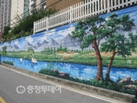 담벼락에 담긴 고향 풍경