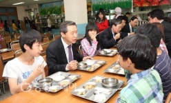 김종성 충남교육감 천안용소초 급식소 점검