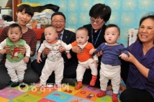 네쌍둥이 영웅호걸 무럭무럭 자라요