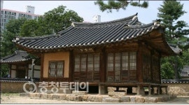 무채색의 도시를 품은 총천연 신록을 만나다