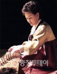 가깝고도 먼듯 굴곡진 화음 심금을 울린다