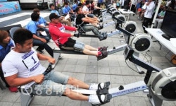 힘껏 밀며 당겨요…길거리 조정경기