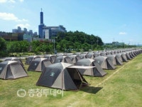 캠핑장으로 변한 비행장