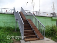 증평 장미대교에 보행자용 계단 설치