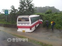 버스 빗길사고 6명 다쳐