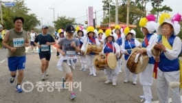 흥겨운 농악 … 대청호 마라톤