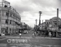 [사진으로본 충남도청]1950년대 대전역앞 상가의 풍경