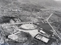 [사진으로 본 충남도청]1960년대 한밭종합운동장 전경