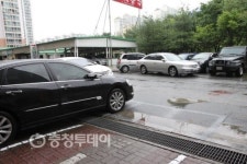 불법 노면주차에 상인들 마찰