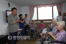 충북도의회 김광수 의장 노인요양시설 봉사활동