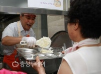 이기원 계룡시장 경로식당서 배식봉사활동