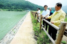 저수지 녹조 살피는 이종윤 청원군수