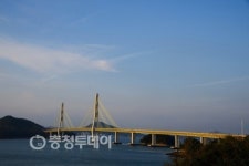 바다위 금빛다리… 몽돌의 속삭임… 그 섬에 빠져들겠네