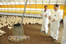 이종윤 청원군수, 오리농가 방문 폭염피해 예방 당부