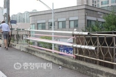 육교 건너던 60대 추락사… 유족 난간 관리부실