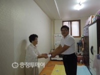 충주 명산종합건재 대표 박해수씨 해마다 성금 전달