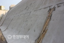 천안 용연저수지 둑 높이기 사업 부실 논란