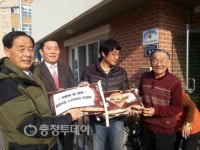 충북개발공사·청주 용암동 노인복지후원회 경로당 쌀 전달