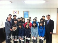 한국산업은행 천안지점 천안신촌초 교복교환권 전달