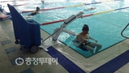 충주국민체육센터 수영장 이동식 리프트 설치