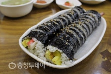 손칼국수와 김밥의 절묘한 조화