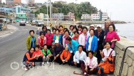 충주 목행·용탄동 향기누리봉사회 효도관광 펼쳐