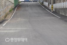 옥천군 이백리 도로 아스콘 포장 부실공사