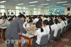 보령교육지원청, 한내여중 방문 학생들 급식 만족도 점검