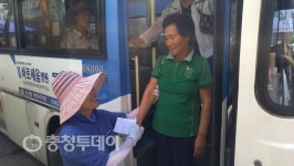 “승강장 도우미 덕분에 버스타기 편해”