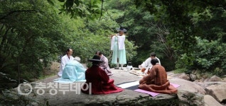 비경 속 자연이 만든 바둑판 흰돌 검은돌 ‘신의 한 수’ 대국