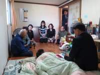 김진규 청주 흥덕구청장, 강서동 노부부 가정 찾아 위문품 전해